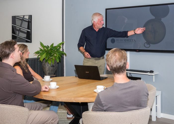 Perry uitleg aan groep staand Perry uitleg aan groep staand